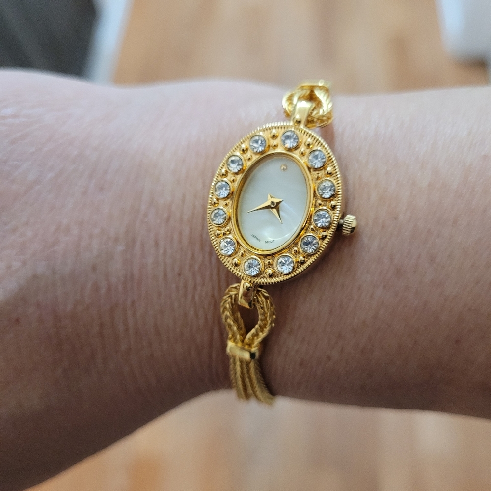 Avon Analog watch. - Picture 15 of 15